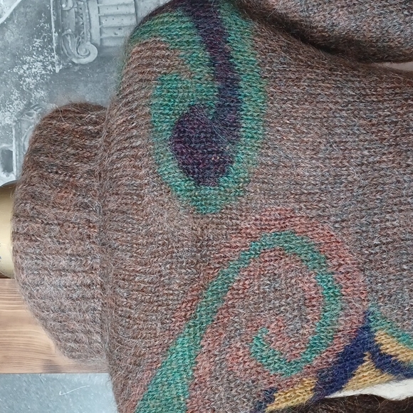 Laura Johnson sweater - Picture 6 of 16